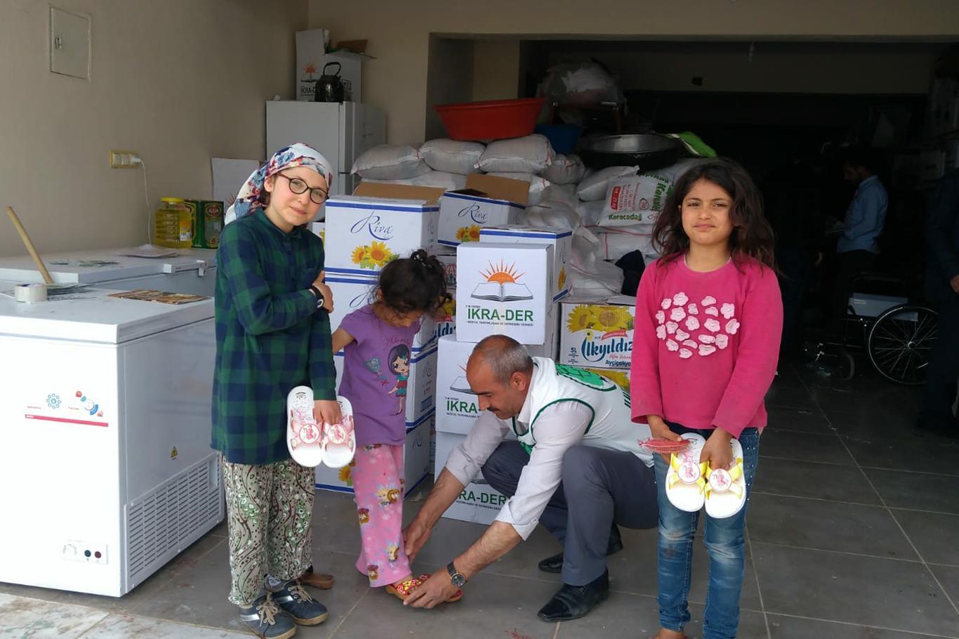 Umut Kervanı 300 aileye gıda yardımında bulundu